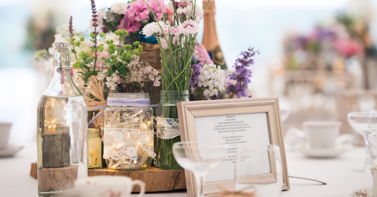 Wedding table with niche props