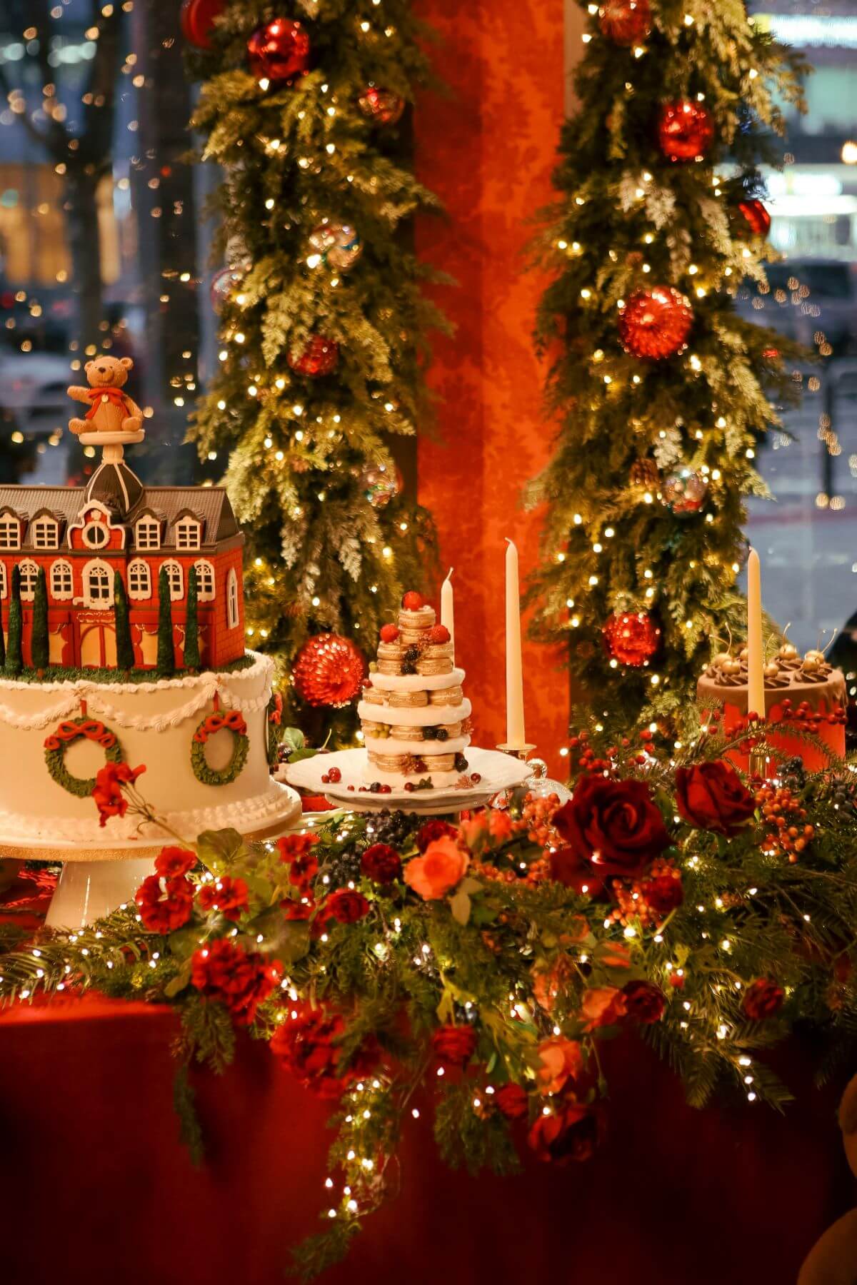 Table top decorated for a winter wedding with flowers and an extravagant cake